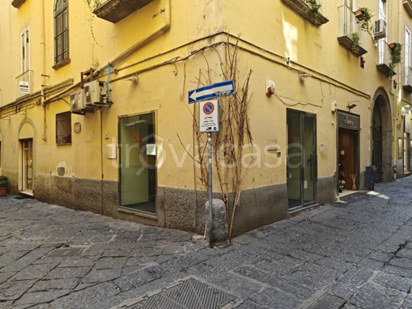 negozio in affitto a Napoli in zona Chiaia