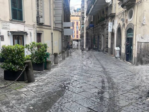 locale commerciale in affitto a Napoli in zona Chiaia