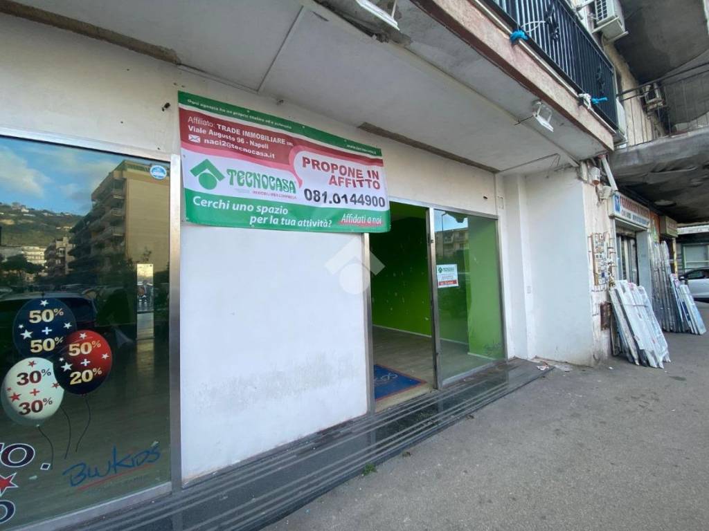 negozio in affitto a Napoli in zona Pianura