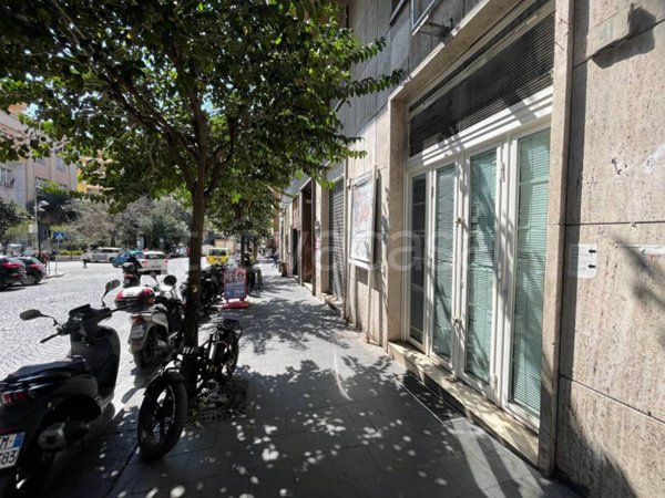 negozio in affitto a Napoli in zona Chiaia