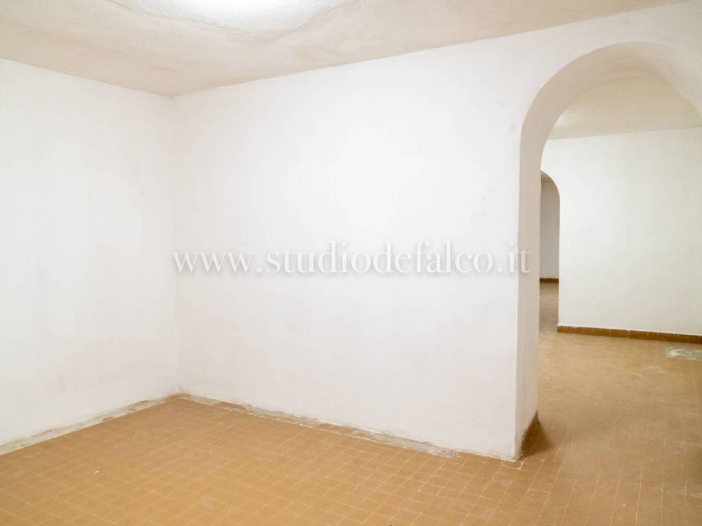 locale commerciale in affitto a Napoli in zona Vomero