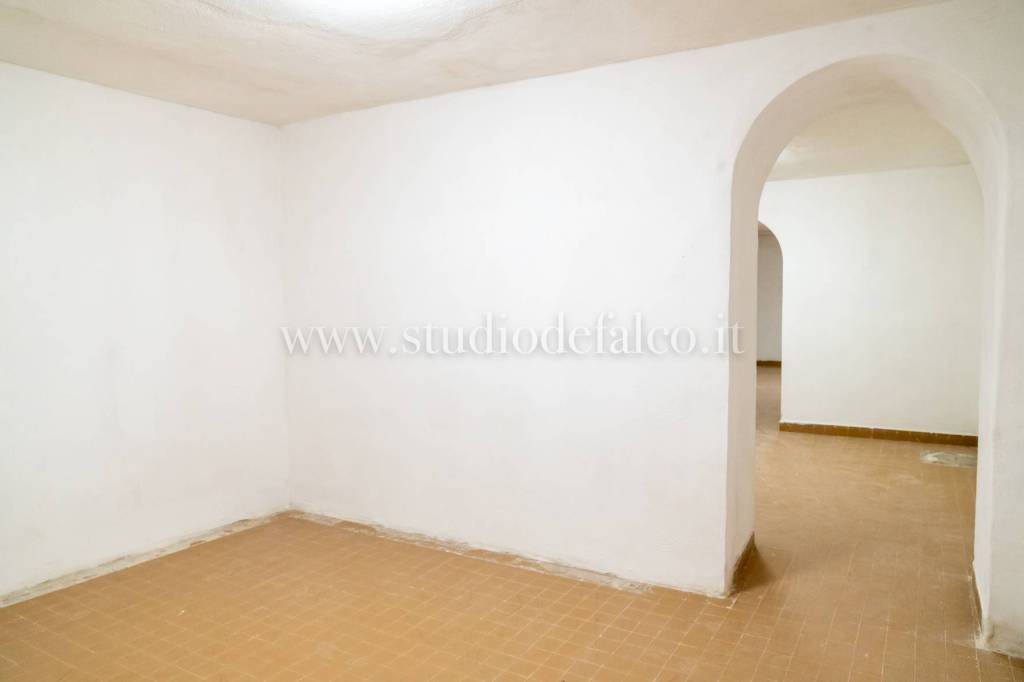 locale commerciale in affitto a Napoli in zona Vomero