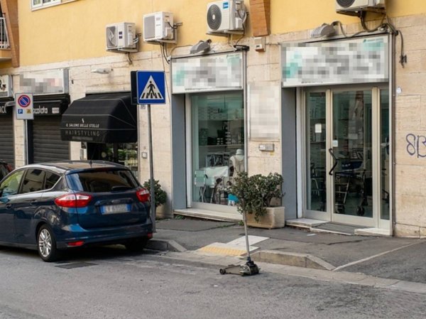 negozio in affitto a Napoli in zona Arenella