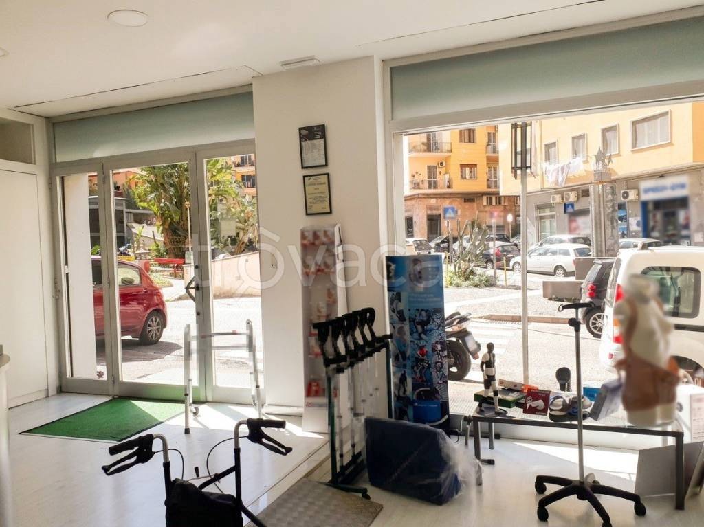 negozio in affitto a Napoli in zona Arenella