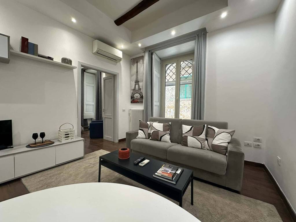 appartamento in affitto a Napoli in zona Chiaia