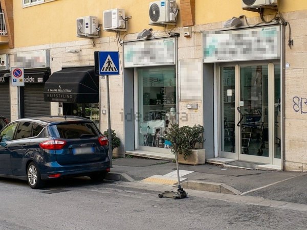 locale commerciale in affitto a Napoli in zona Arenella