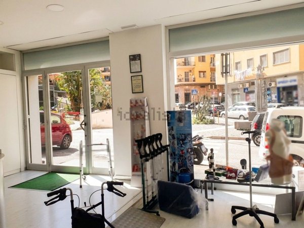 locale commerciale in affitto a Napoli in zona Arenella