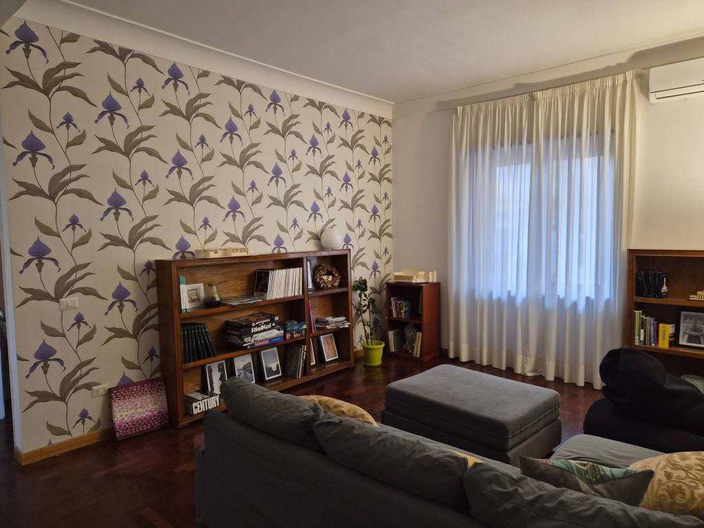 appartamento in affitto a Napoli in zona Chiaia