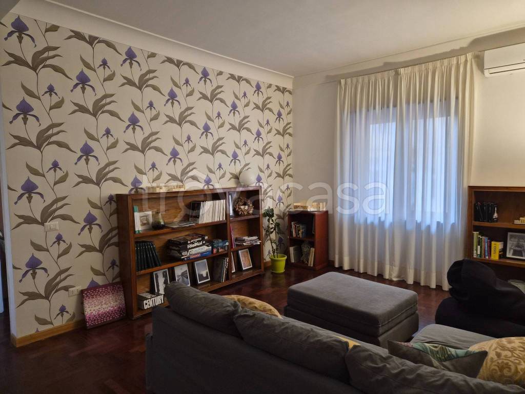 appartamento in affitto a Napoli in zona Chiaia