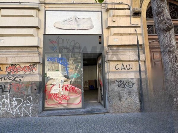 negozio in affitto a Napoli in zona Stella