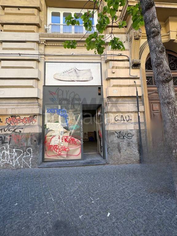 negozio in affitto a Napoli in zona San Carlo all'Arena