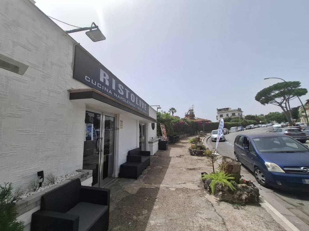 negozio in affitto a Napoli in zona Posillipo