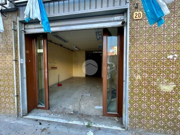 negozio in affitto a Napoli in zona Capodichino