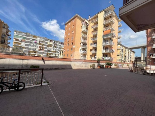 locale commerciale in affitto a Napoli