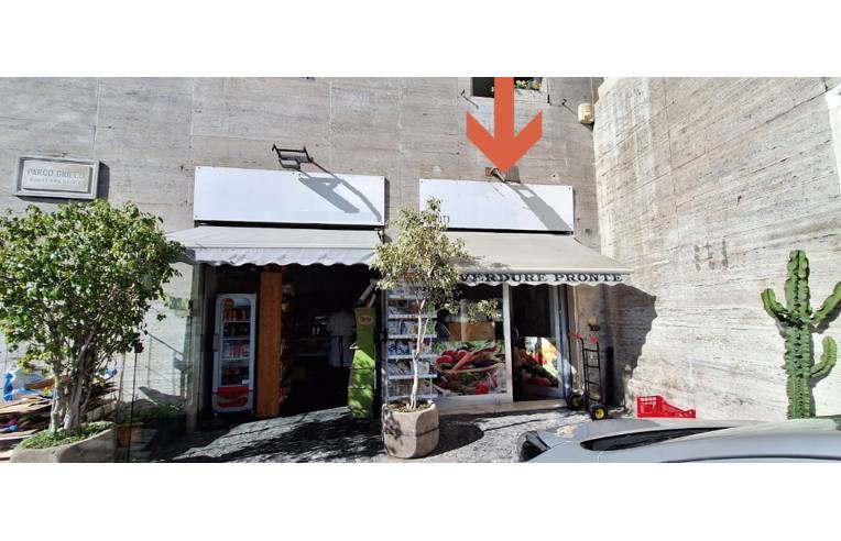 locale commerciale in affitto a Napoli in zona Chiaia