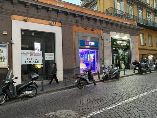 negozio in affitto a Napoli in zona Chiaia