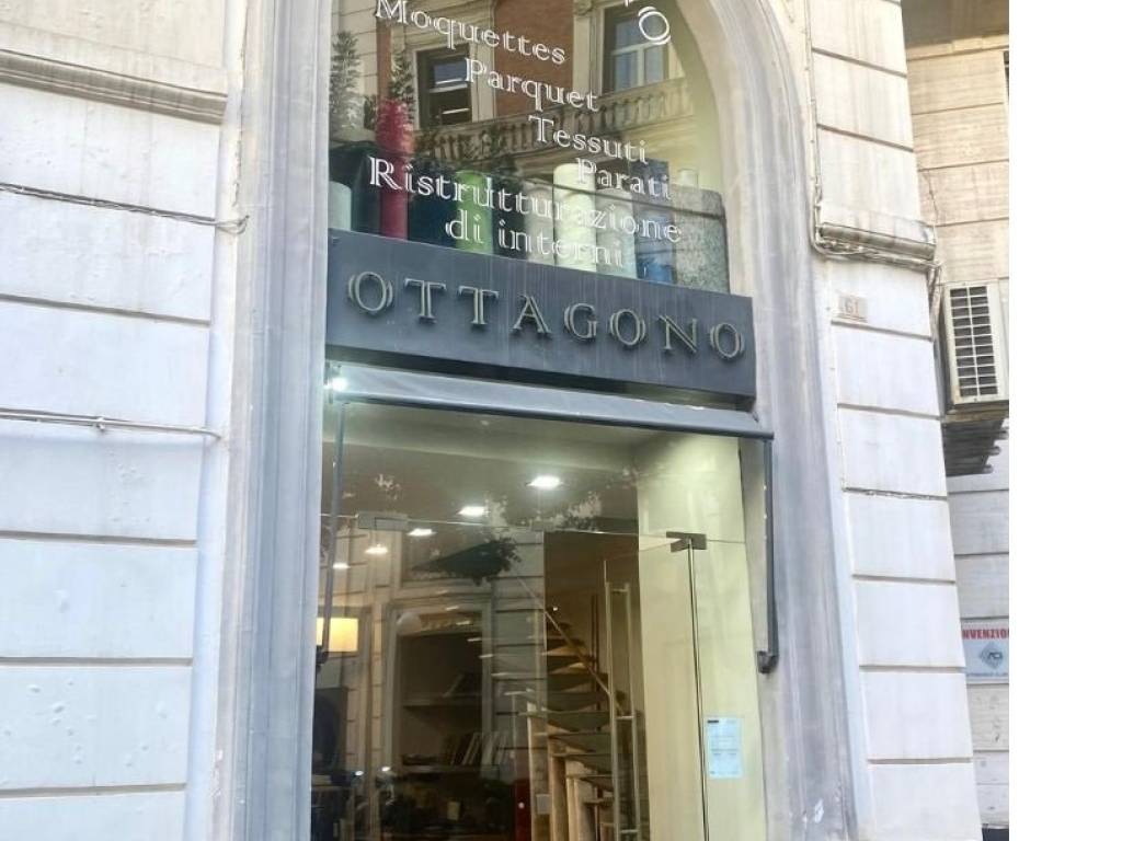 negozio in affitto a Napoli in zona Chiaia