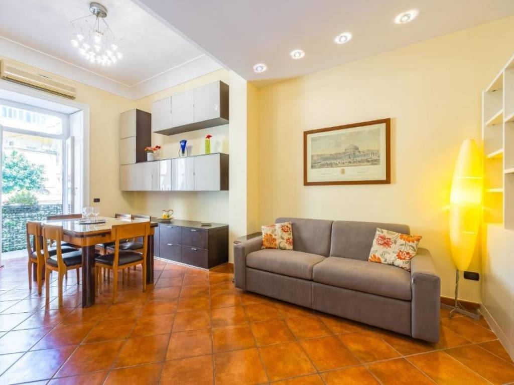 appartamento in affitto a Napoli in zona Chiaia