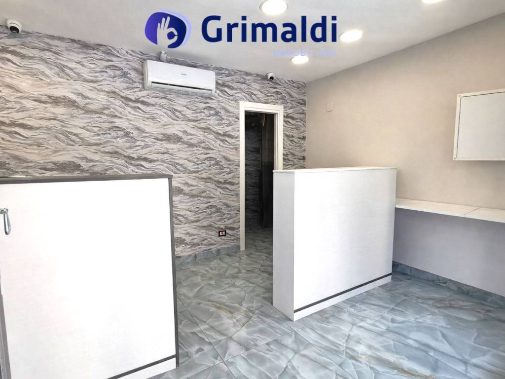 negozio in affitto a Napoli in zona Chiaia