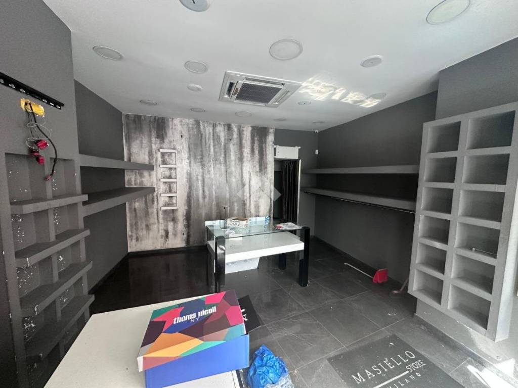 negozio in affitto a Napoli in zona Secondigliano