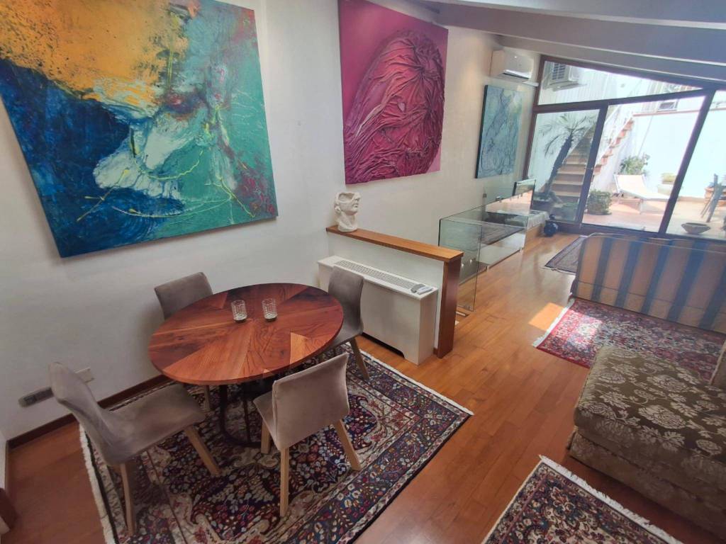 appartamento in affitto a Napoli in zona Chiaia