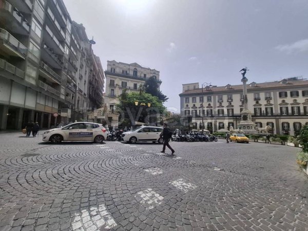 negozio in affitto a Napoli in zona Chiaia