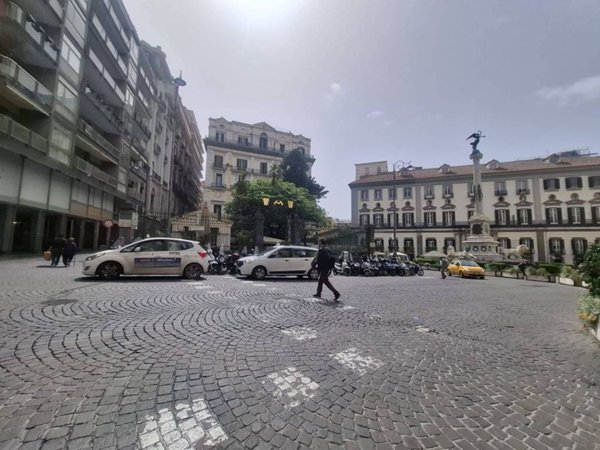 negozio in affitto a Napoli in zona Chiaia