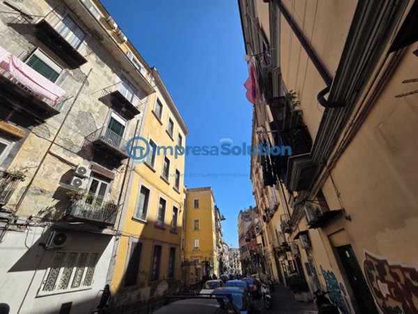 negozio in affitto a Napoli in zona Avvocata