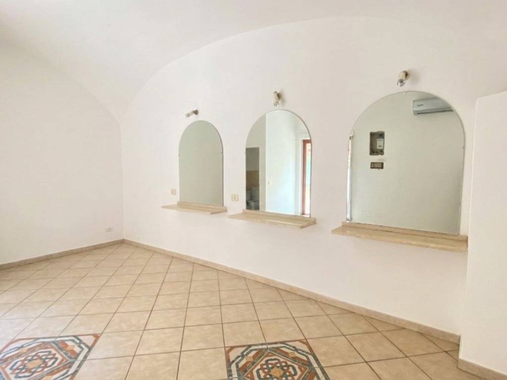 negozio in affitto a Napoli in zona San Ferdinando