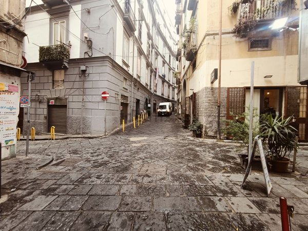 locale commerciale in affitto a Napoli in zona Chiaia