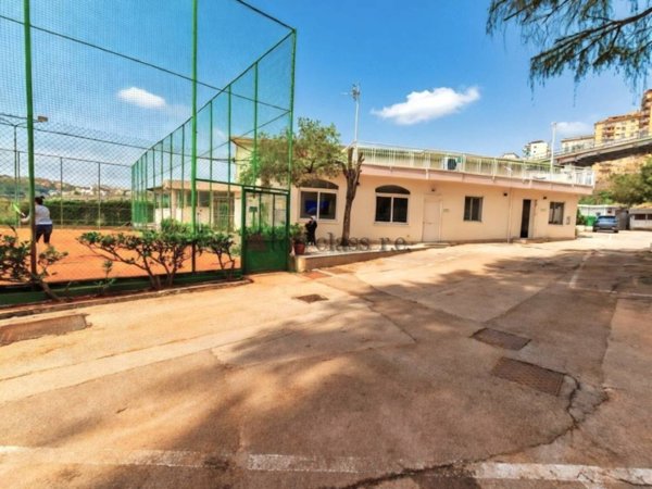 negozio in affitto a Napoli in zona Vomero