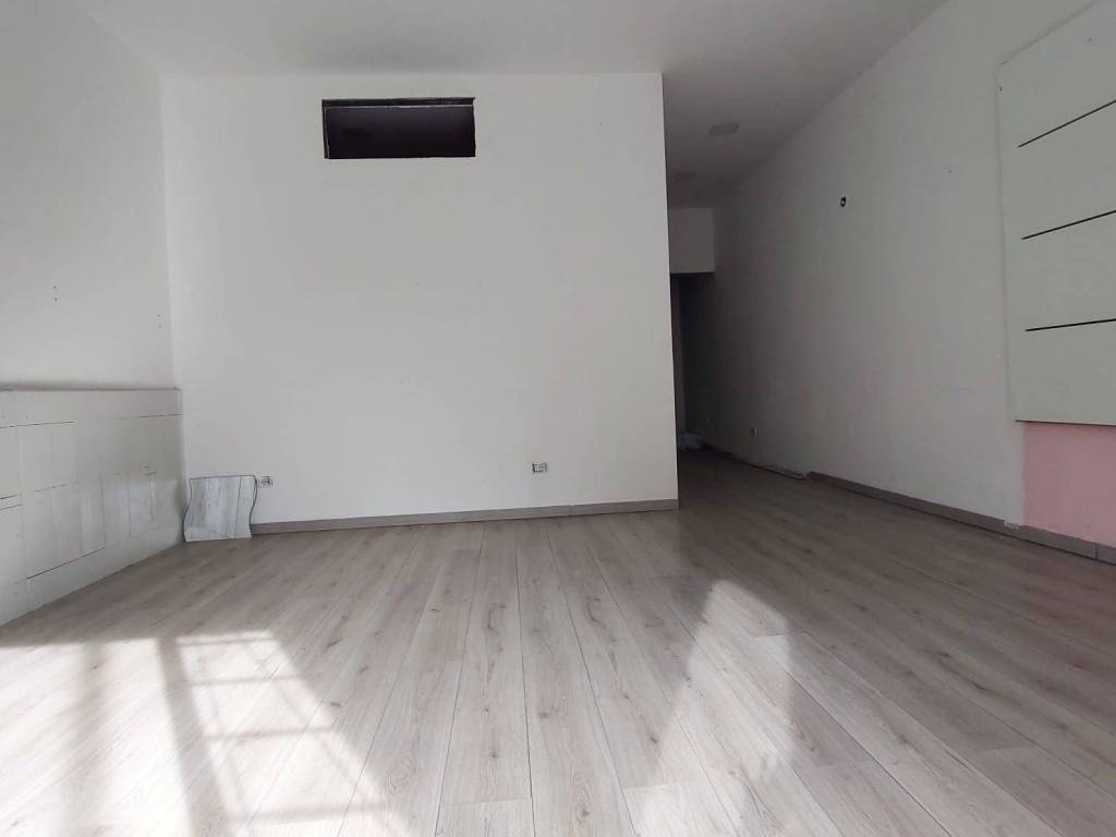 negozio in affitto a Napoli in zona Zona Industriale-Ferrovia