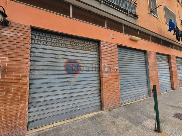 locale commerciale in affitto a Napoli in zona Fuorigrotta