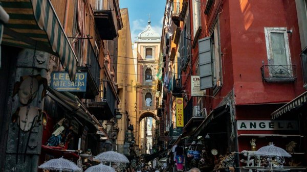 negozio in affitto a Napoli in zona Stella