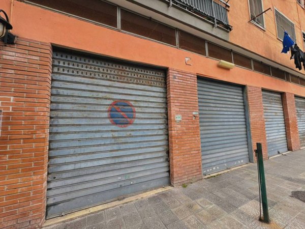 negozio in affitto a Napoli in zona Fuorigrotta