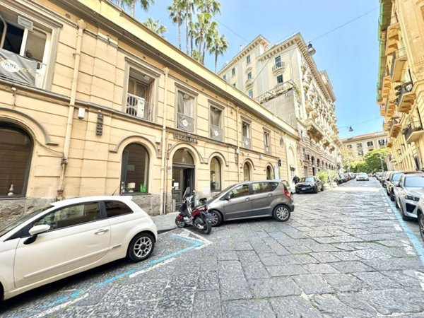 negozio in affitto a Napoli in zona Chiaia