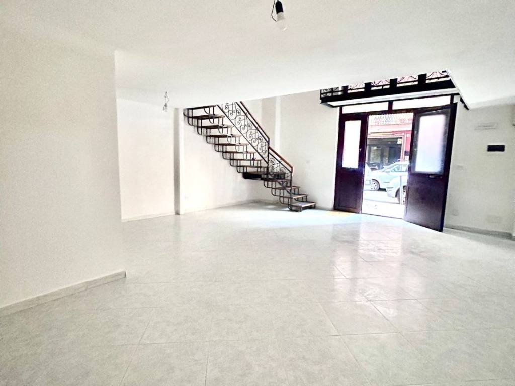 negozio in affitto a Napoli in zona Pianura