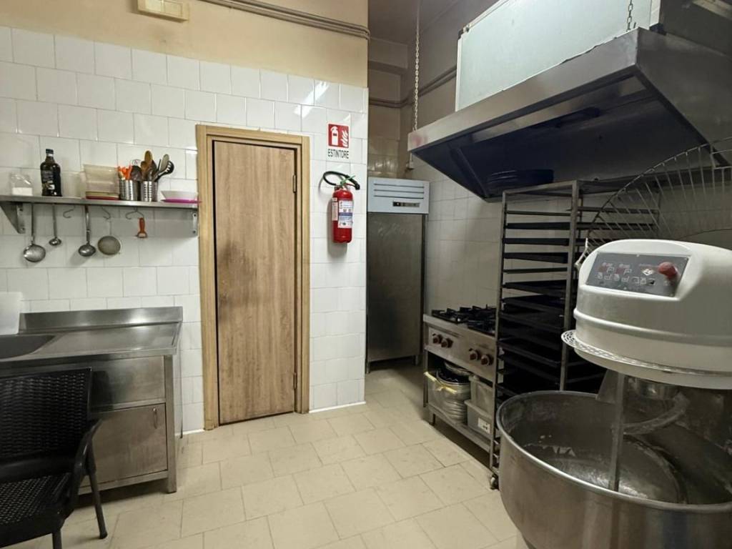 negozio in affitto a Napoli in zona Fuorigrotta