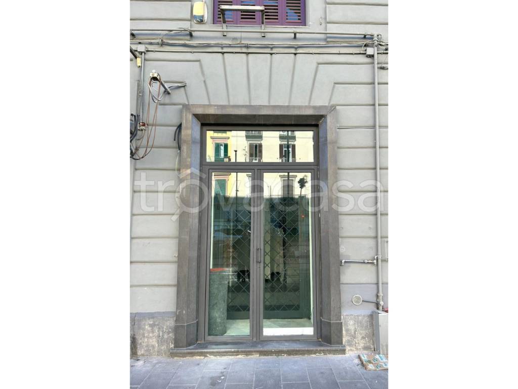 negozio in affitto a Napoli in zona Chiaia