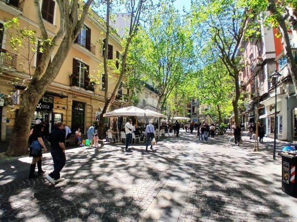 locale commerciale in affitto a Napoli in zona Vomero