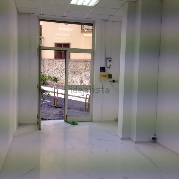 locale commerciale in affitto a Napoli in zona Vomero