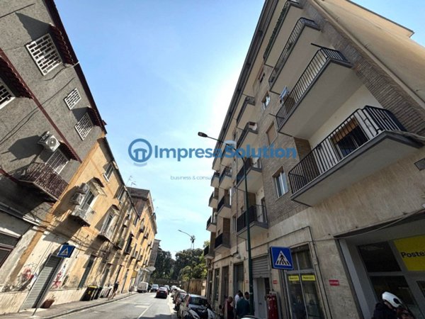 negozio in affitto a Napoli in zona San Carlo all'Arena
