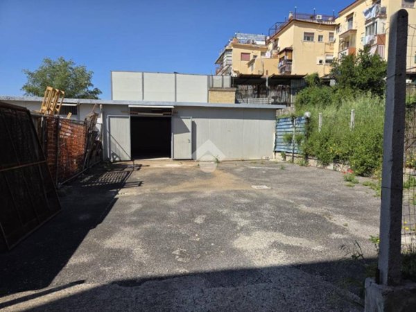 locale commerciale in affitto a Napoli in zona Fuorigrotta