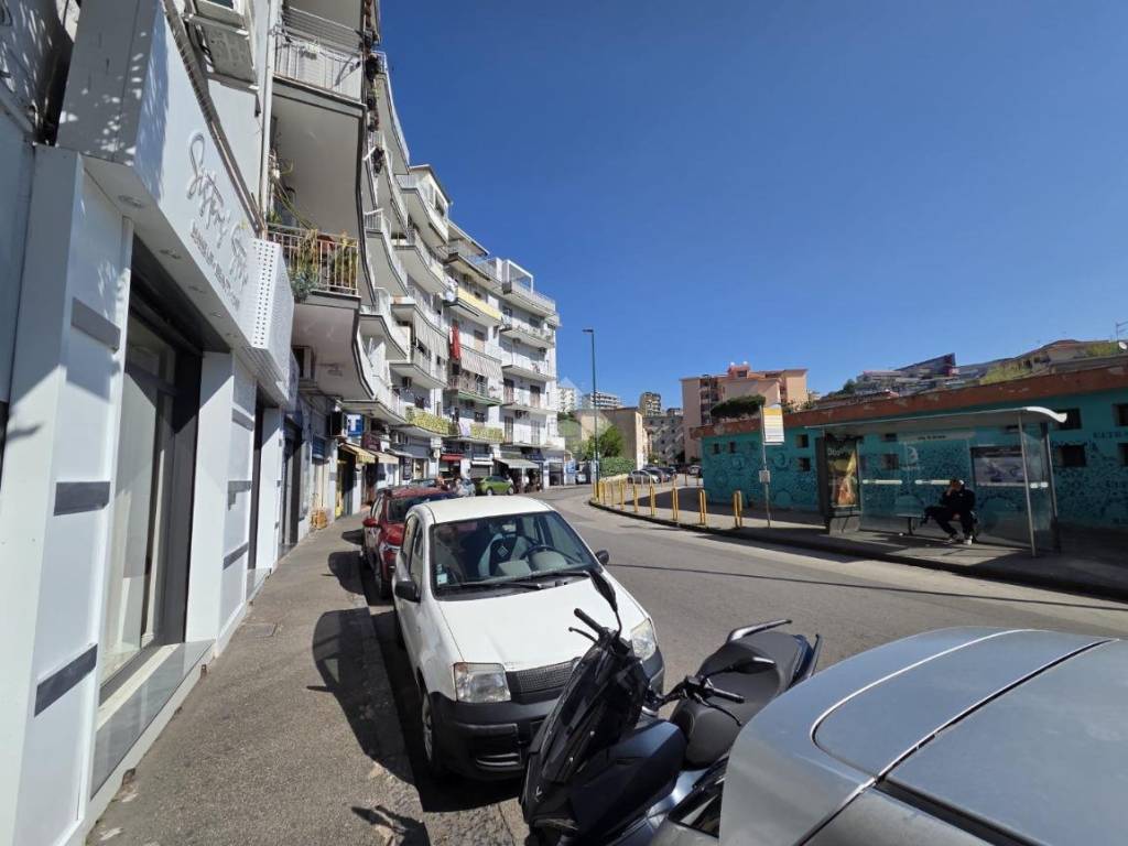 negozio in affitto a Napoli in zona Fuorigrotta