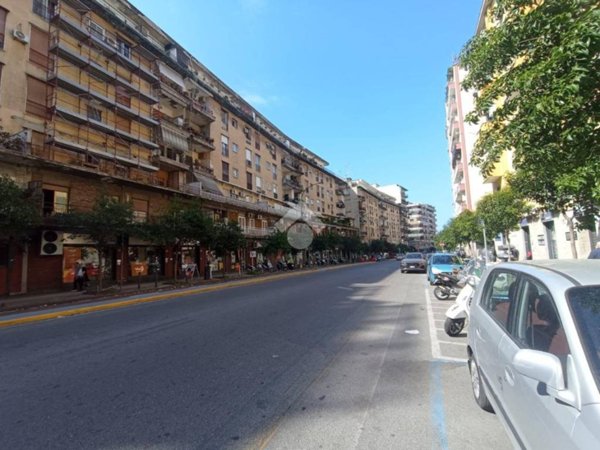 negozio in affitto a Napoli in zona Fuorigrotta