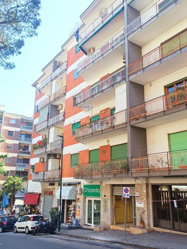 locale commerciale in affitto a Napoli in zona Vomero