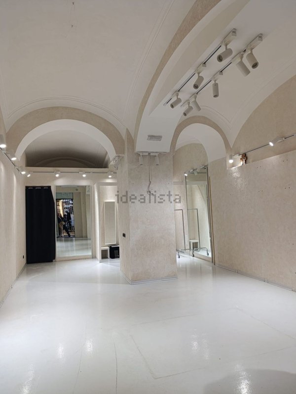locale commerciale in affitto a Napoli in zona Chiaia