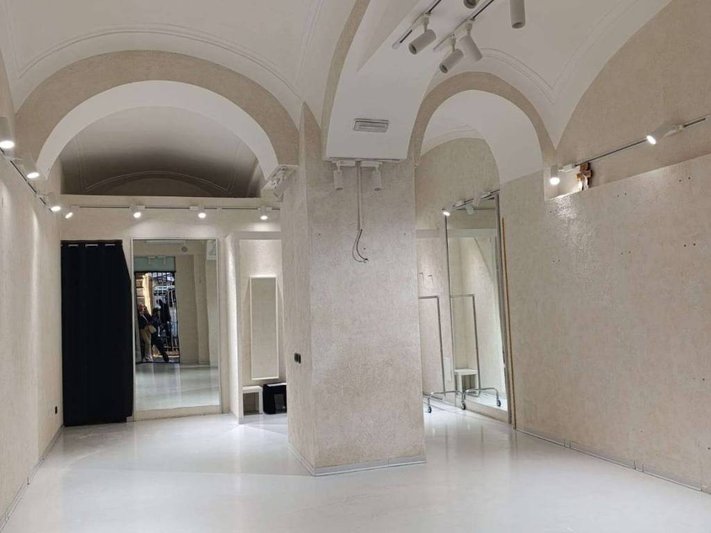 negozio in affitto a Napoli in zona Chiaia