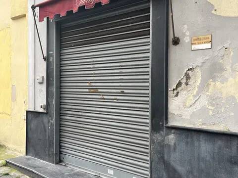 negozio in affitto a Napoli in zona Capodichino