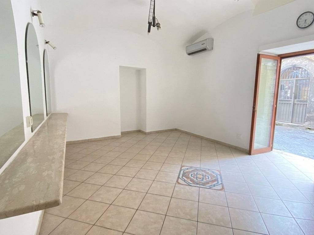 negozio in affitto a Napoli in zona San Ferdinando